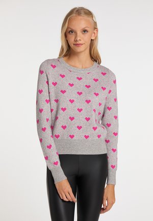 Grå sweater med rund halsudskæring og lange ærmer, dekoreret med et mønster af små lyserøde hjerter. Ribbet nederste kant og manchetter.