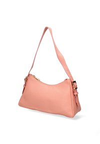 Perzikkleurige leren handtas met een gebogen vorm, verstelbare schouderband, gouden hardware en een gestructureerde afwerking. Ritsluiting aan de bovenkant.