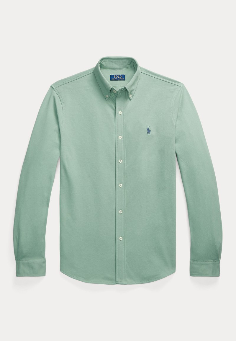 Ανοιχτό πράσινο μακρυμάνικο πουκάμισο με κουμπιά, φτιαγμένο από μαλακό ύφασμα, διαθέτοντας αιχμηρό γιακά, κλείσιμο με κουμπιά και μικρό κεντημένο λογότυπο στο στήθος.