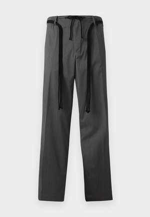 Pantaloni gri cu dungi subțiri, cu croială dreaptă, talie neagră cu șnur și două panglici negre lungi din material care atârnă în față.