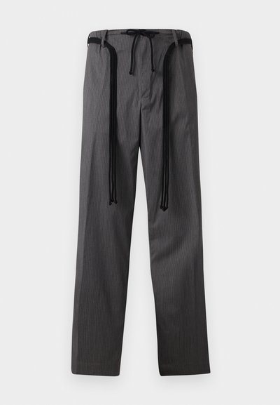 Γκρι παντελόνι με ρίγες σε ίσια γραμμή, με μαύρο κορδόνι στη μέση και δύο μακριές μαύρες υφασμάτινες κορδέλες να κρέμονται μπροστά.