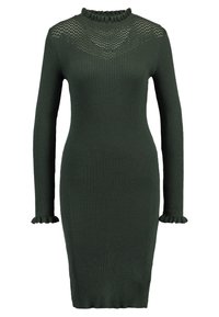 Ribbad långärmad klänning i mörkgrön med hög hals. Har texturerad detaljering kring halsringningen och volangärmar. Kroppsnära siluett.
