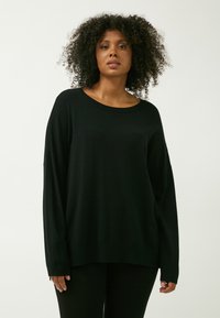 Schwarzer Strickpullover mit rundem Halsausschnitt, langen Ärmeln und lockerer Passform. Weiche Textur mit glattem Finish, subtiler Saumdetails am unteren Rand.