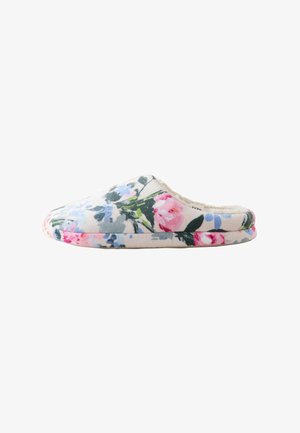 Papuc slip-on cu model floral, căptușit cu material moale și pufos, cu toc mic, având modele de flori roz, albastre și verzi pe un fundal deschis.