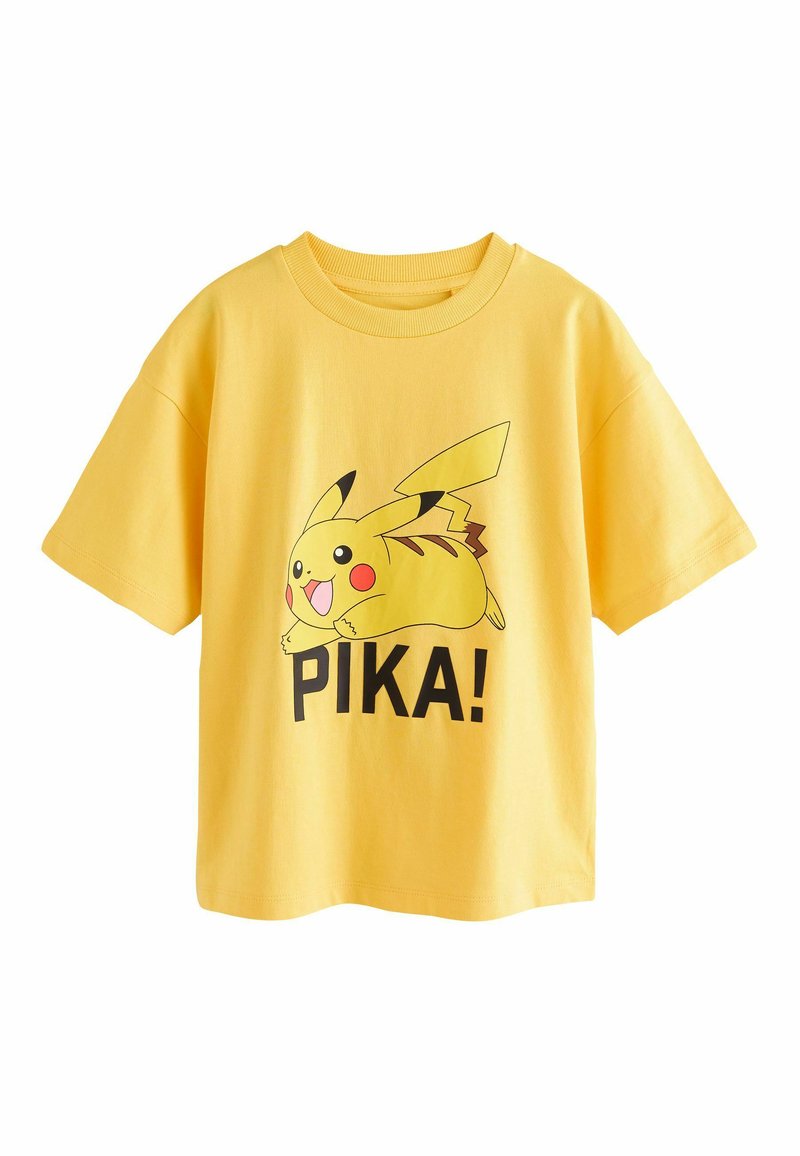 Keltainen puuvillatee-shirt, jossa on Pikachun graafinen kuva mustilla yksityiskohdilla ja teksti "PIKA!" painettuna paksulla mustalla fontilla kuvan alapuolelle.