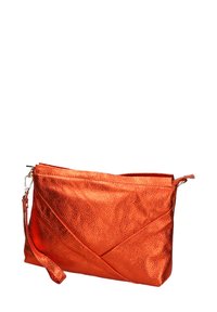Pochette métallique orange avec finition texturée, dotée d'une fermeture éclair et d'une sangle de poignet amovible. Design géométrique à l'avant.