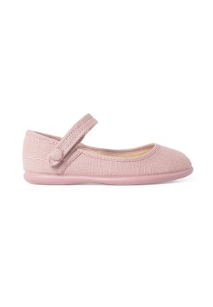 Chaussures Mary Jane en textile rose avec un petit talon, présentant un bout rond, une sangle ajustable, et une partie supérieure texturée avec une semelle en caoutchouc lisse.