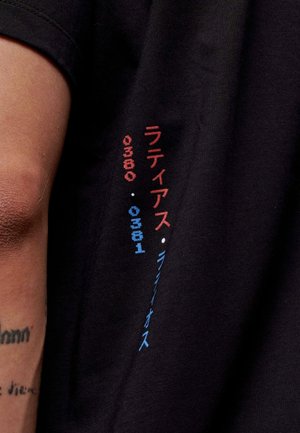 Zwarte katoenen T-shirt met multi-kleurige tekst in rood en blauw, met Japanse karakters en cijfers langs de mouw. Glad textuur.