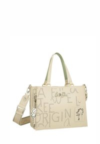 Bolso de mano beige hecho de material sintético texturizado, con letras recortadas y un adorno adjunto. Incluye dos asas superiores y una correa desmontable.