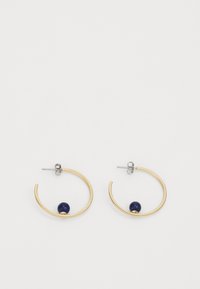 Orecchini ad anello in metallo dorato con un accento di perla blu al centro, caratterizzati da un design elegante e minimalista e una chiusura a perno sicura.