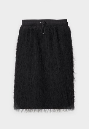 Melna pūkaina svārki ar elastīgu jostu un regulējamu auklu. Mīksta tekstūra, garums līdz ceļiem un pilns siluets.