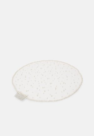 Tocador circular blanco hecho de tul adornado con pequeñas perlas sintéticas dispersas, que cuenta con un peine para fijarlo.