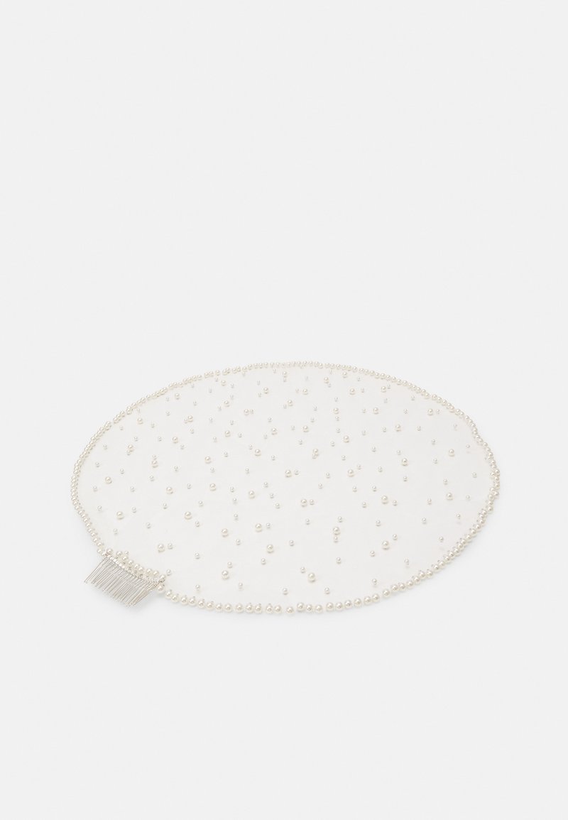 Λευκό κυκλικό κάλυμμα κεφαλής από τούλι, διακοσμημένο με μικρές διάσπαρτες ψεύτικες πέρλες και διαθέτει χτένα για προσάρτηση.