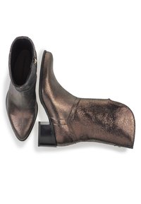 Bronsfärgade metalliska ankelstövlar med spetsig tå, strukturerad yta och en kort blockklack. Sidslids för enkel på- och avtagning.