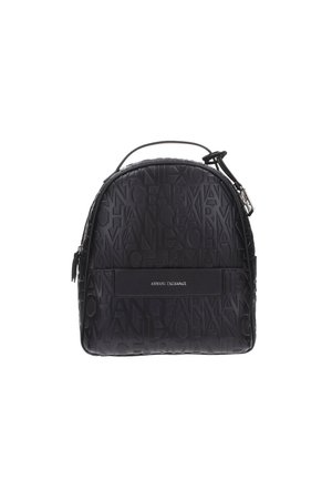 Zaino in pelle nera con motivo in rilievo del logo, forma arrotondata, tasca frontale e manico superiore. Chiusura a zip con accessori in metallo nero.