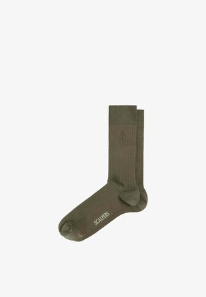 Paire de chaussettes côtelées olive avec le logo "Scalpers" imprimé près de la zone des orteils, présentées à plat sur un fond blanc.