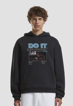 Schwarzer Kapuzenpullover aus Baumwolle mit einem Frontgrafik, das den Satz "DO IT for the plot!" sowie eine Filmszene zeigt, versehen mit einer Kängurutasche.