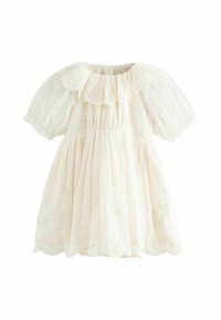 Robe rose clair avec un col à volants, des manches courtes bouffantes et des détails floraux brodés. Confectionnée dans un tissu léger et transparent.