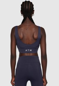 Marine sportbeha met een rechte rug, met het logo "ATW" op de band. Het materiaal is glad met een subtiele glans.