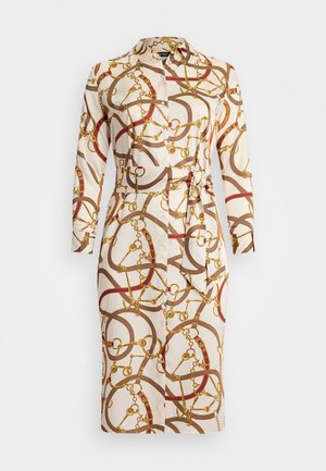 Knoopjurk met een beige achtergrond en een gouden en bordeauxrode kettingpatroon, lange mouwen en een bijpassende riem om de taille.