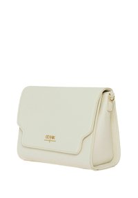 Biała torba skórzana o teksturowanej powierzchni z klapą, złotymi akcentami i usztywnionym kształtem. Na przodzie znajduje się subtelne logo.