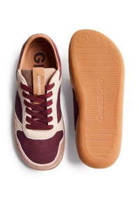 Sneakers in suede bordeaux e crema, con lacci anteriori, linguetta con marchio e suola in gomma testurizzata color caramello. Taglia 37.