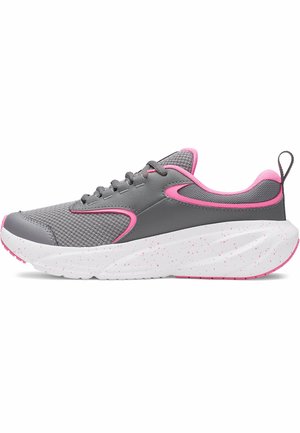 Grijze en roze sportschoen met mesh en synthetische bovenkant, witte gevlekte zool, vetersluiting en trekriem aan de hiel.