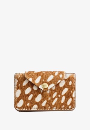 Braune und weiße gepunktete Geldbörse aus strukturiertem Fell, mit einem goldenen Druckverschluss und einem Umschlagsdesign.