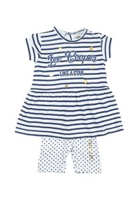 Robe rayée bleu marine et blanche à manches courtes, ornée d'étoiles dorées et de texte. Associée à des leggings blancs à pois.