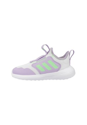Zapatilla deportiva blanca y morada con rayas verdes, parte superior de malla, lengüetas para tirar en la lengüeta y el talón, y suela blanca acolchada.