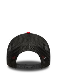 Cappellino da baseball nero in rete con visiera curva, cinturino regolabile in plastica e dettaglio sul bottone superiore rosso. Superficie testurizzata con design ventilato.