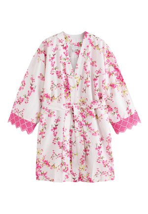 Valkoinen kukallinen kimono-ylipuku, jossa on vaaleanpunainen kirsikankukkakuvio ja vaaleanpunainen pitsireunus leveissä hihoissa, sidottu vyöllä vyötäröllä.