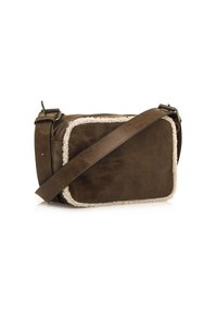 Borsa a tracolla in pelle marrone con accenti in shearling, forma rettangolare, tracolla regolabile e chiusura con zip.