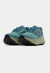 Αθλητικά παπούτσια σε γαλάζιο χρώμα με υφαντό πάνω μέρος με υφή, μαύρο λογότυπο, κορδόνια στο ίδιο μπλε χρώμα και ανθεκτική μαύρη σόλα με λεπτομέρεια Vibram.