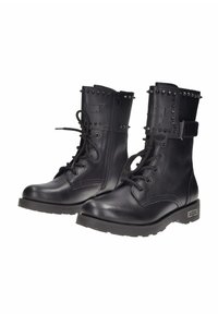 Stivali da combattimento neri in pelle con lacci frontali, dettagli chiodati al colletto e zip laterale. Presentano una suola in gomma testurizzata.