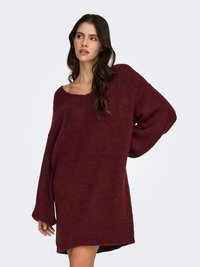 Vestido suéter de punto oversize en color granate con tela texturizada, cuello acanalado y mangas largas. Presenta un ajuste holgado y un escote en forma de U bajo.