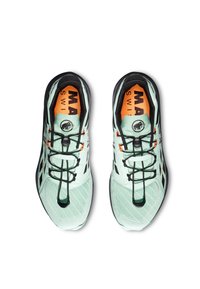 Sneakers da corsa verde chiaro con accenti neri, design sportivo, tomaia in rete e lacci elastici. Presenta un logo e un interno arancione.