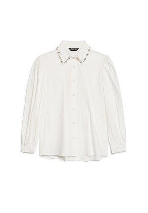 Hvit skjorte med lange ermer og klassisk krage, med dekorativ perlepynt langs kragen og knapper foran. Materialet ser glatt og stivt ut.