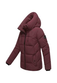 Maroon vadderad vinterjacka med hög krage och huva, framzipper, sidofickor och logotypapplikation på vänster ärm.