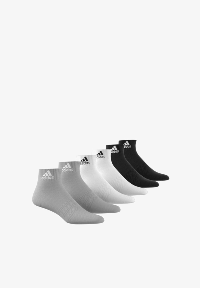 Μικρές κάλτσες σε μαύρο, λευκό και γκρι χρώμα. Φτιαγμένες από μείγμα βαμβακιού, με ριχτό σχέδιο και το λογότυπο της Adidas στον κύλινδρο.