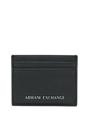 Portacarte in pelle nera con texture, con tre scomparti e logo Armani Exchange argentato sulla parte anteriore.