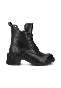 Czarne skórzane botki sięgające kostki z okrągłym noskiem, sznurowanym przodem oraz masywnym, żebrowanym obcasem. Wnętrze wykończone czerwoną tkaniną.