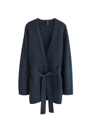 Mørkeblå strikket cardigan med tekstureret overflade, åben front, lange ærmer og et matchende bælte i taljen.