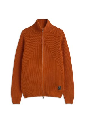 Oranžový žíhaný pletený sveter na zips s vysokým golierom, s diagonálnymi pletenými vzormi a značkovou etiketu v ľavom dolnom rohu.
