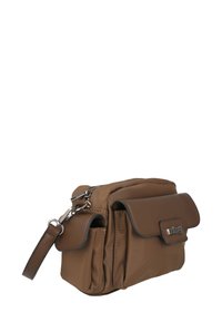 Bolso cruzado de nailon marrón con cierre de solapa, múltiples bolsillos exteriores y una correa desmontable. Presenta herrajes plateados y una superficie texturada.