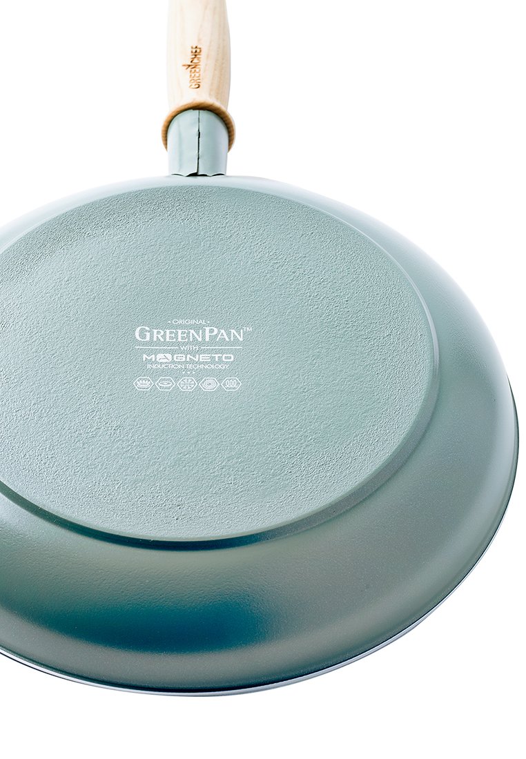 GreenPan koekenpan, met een gladde groene keramische coating, metalen bodem en houten handvat, voorzien van een reliëf logo aan de onderkant.