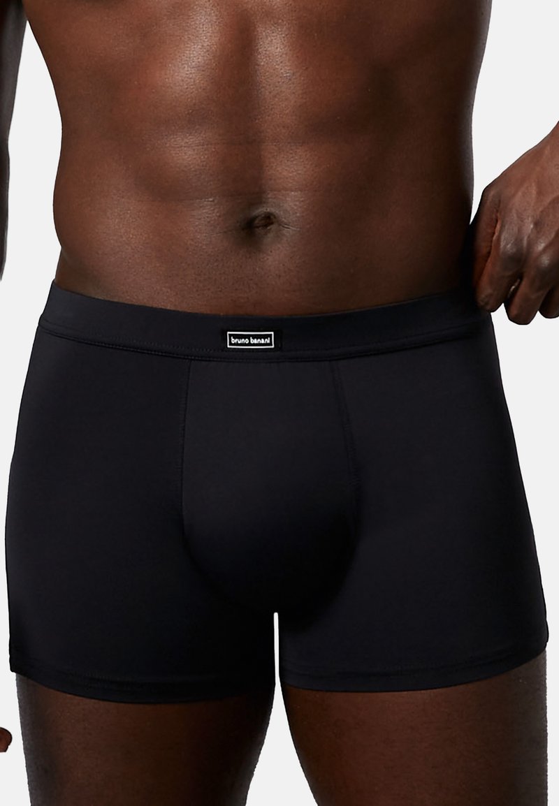 Boxer briefs neri realizzati in tessuto liscio con un morbido elastico in vita, dotati di un piccolo logo. Il design è aderente e minimalista.