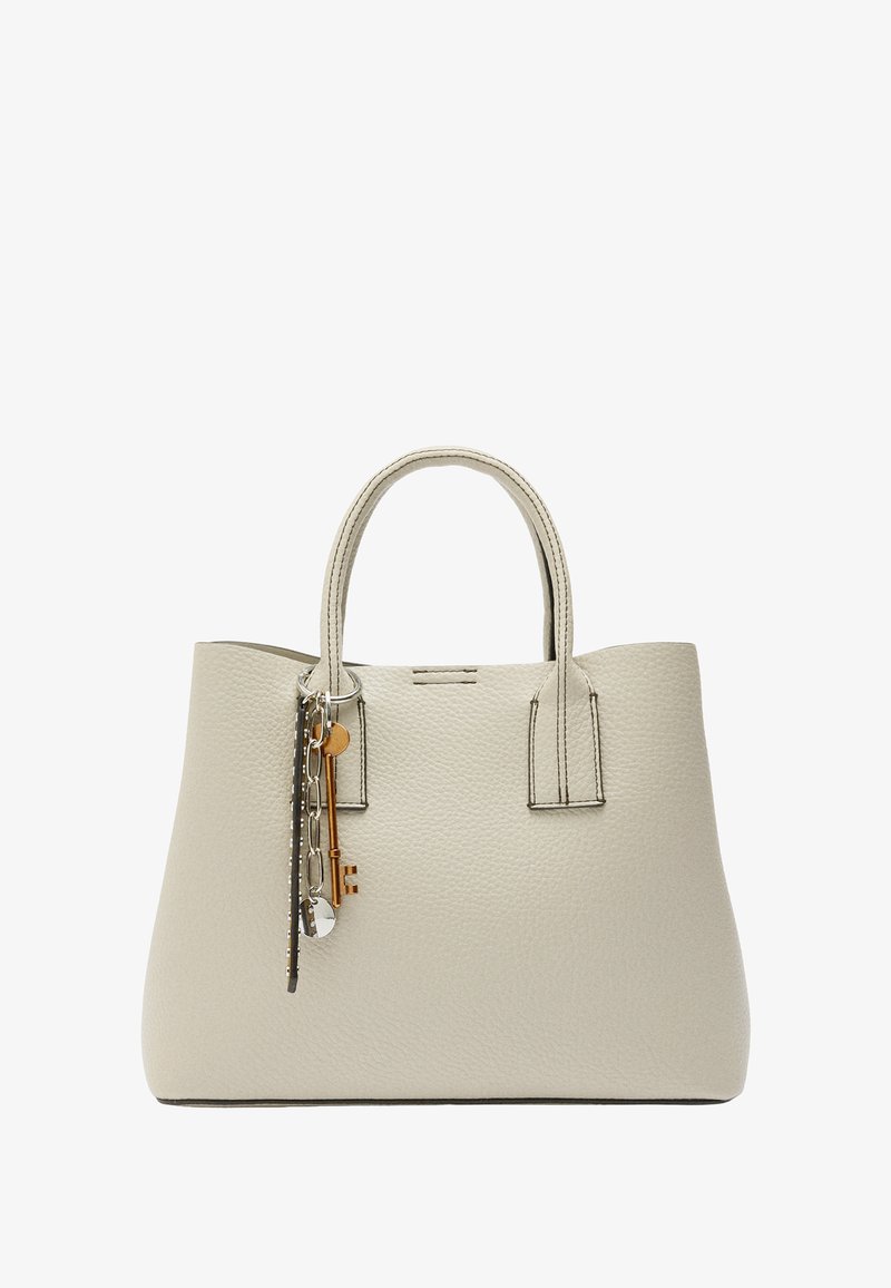 Jasnoszara skórzana torebka z teksturowaną powierzchnią, dwiema krótkimi rączkami i zwisającym brelokiem z metalowymi akcentami. Prostokątna forma.