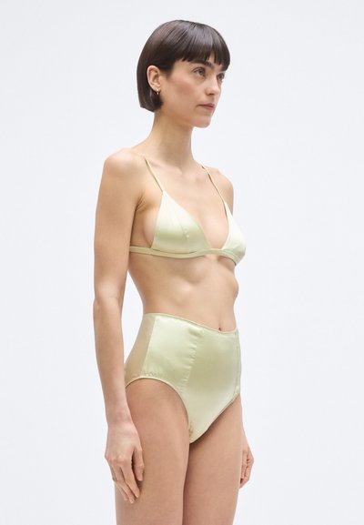 Σετ μπικίνι από σατέν σε ανοιχτό πράσινο χρώμα με τριγωνικό τοπ με λεπτές τιράντες κ�αι σλιπ ψηλόμεσο, και τα δύο με λεία υφή.