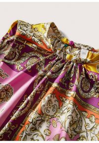 Écharpe en soie ornée de motifs baroques élaborés en violet, jaune, orange et blanc, avec des volutes et des motifs floraux.